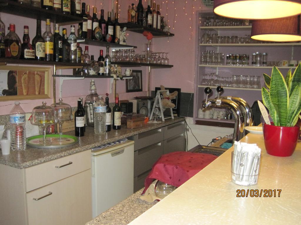 Hotel Le Commerce Neuville  Екстериор снимка