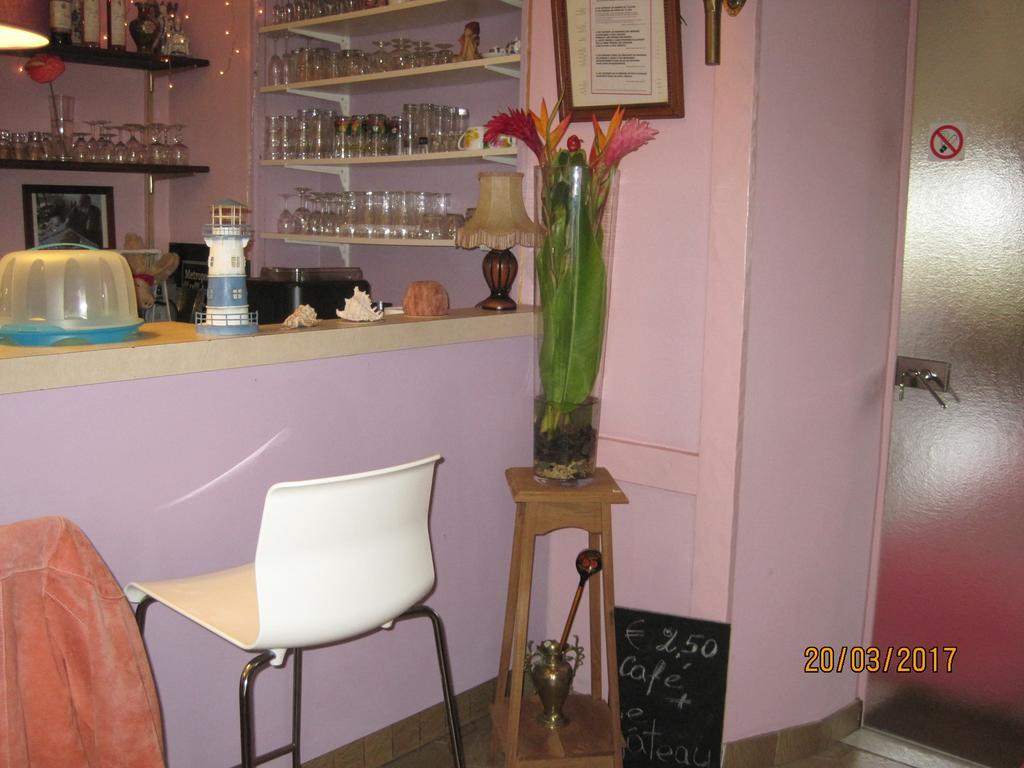 Hotel Le Commerce Neuville  Екстериор снимка