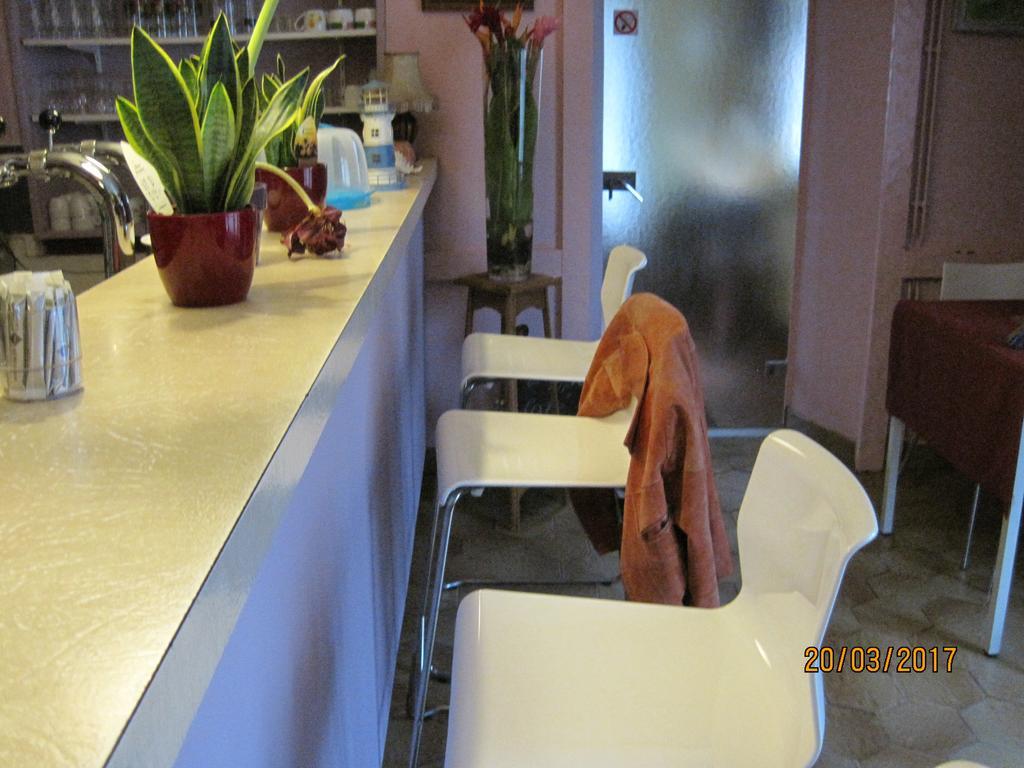 Hotel Le Commerce Neuville  Екстериор снимка